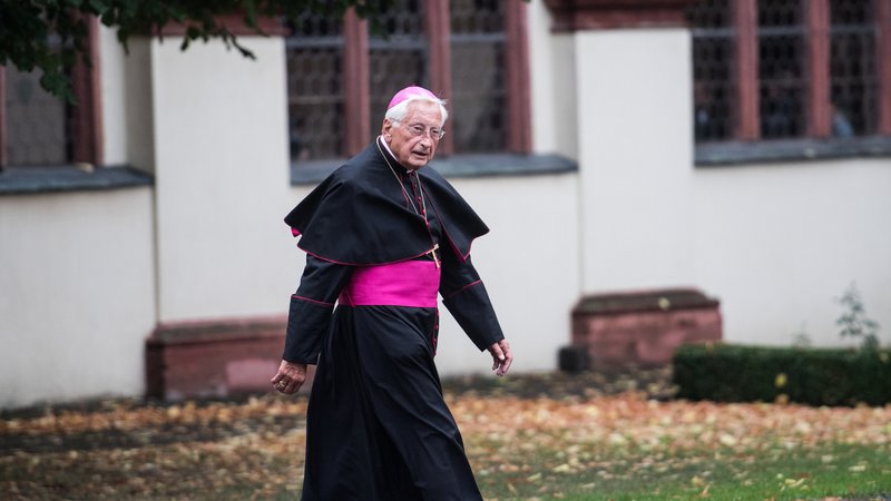 Walter Johannes Mixa, römisch-katholischer Bischof, geht über den Hof des Priesterseminars in der Domstadt.