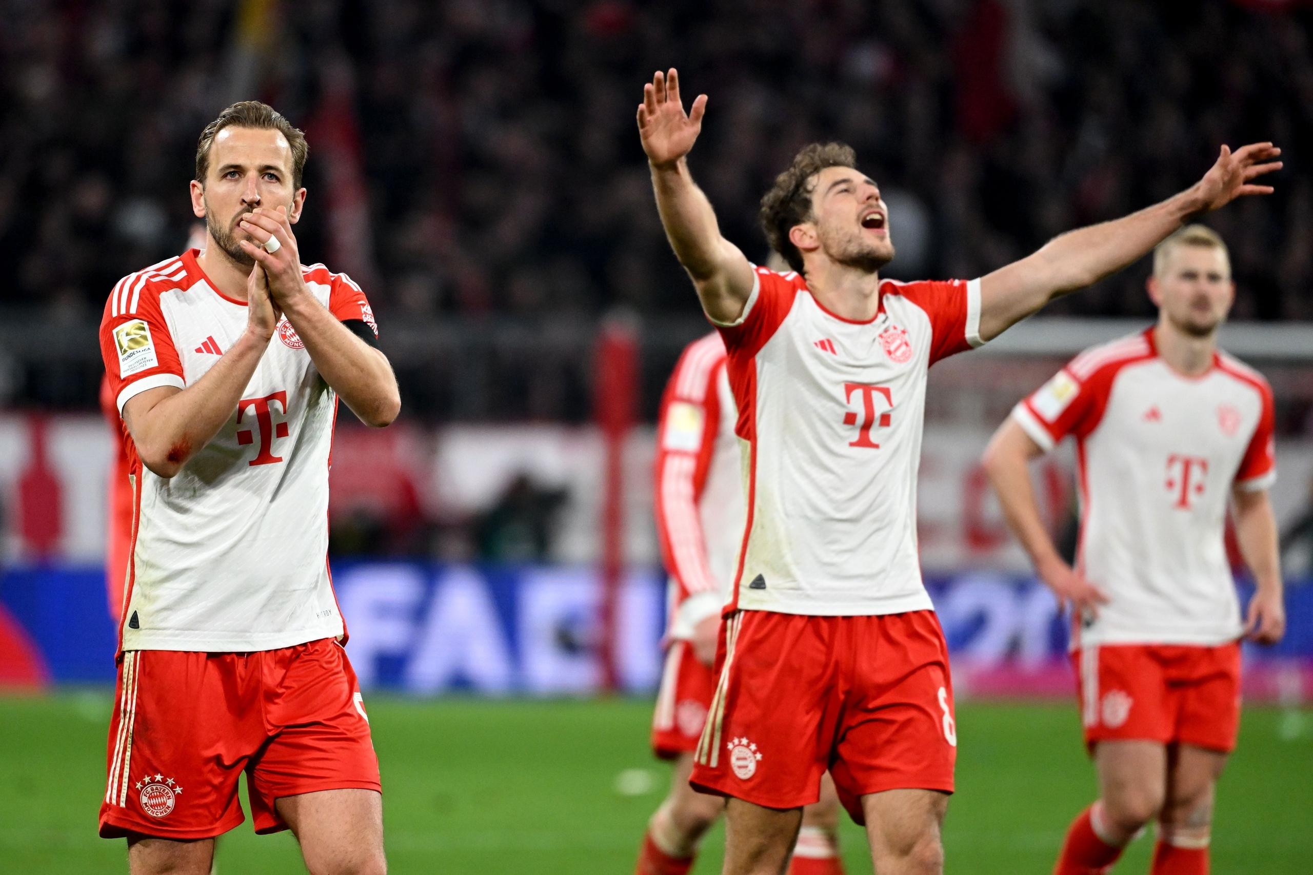 Harry Kane (l.) und Leon Goretzka feiern den Sieg gegen RB Leipzig