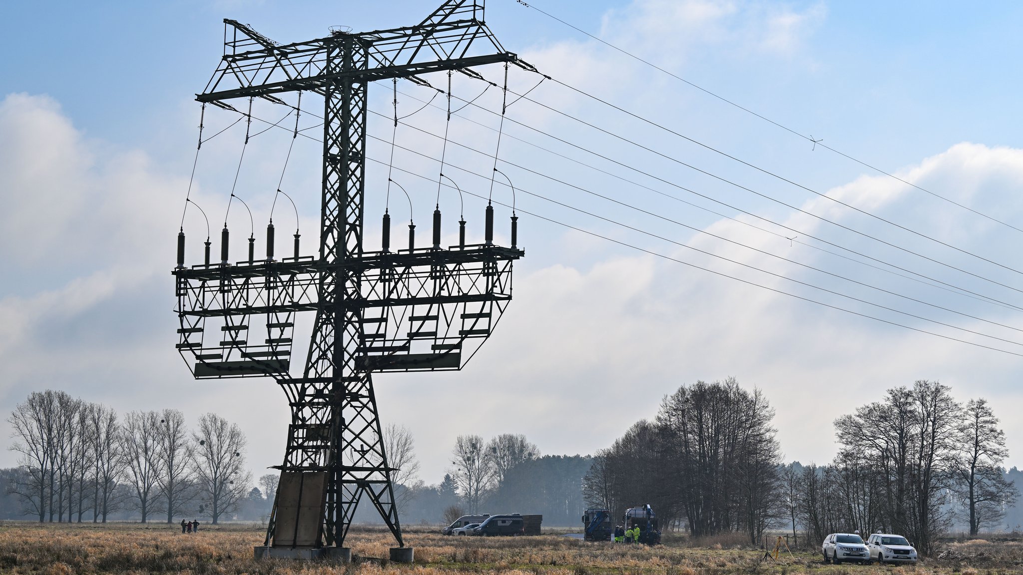 Strommast mit Brandspuren