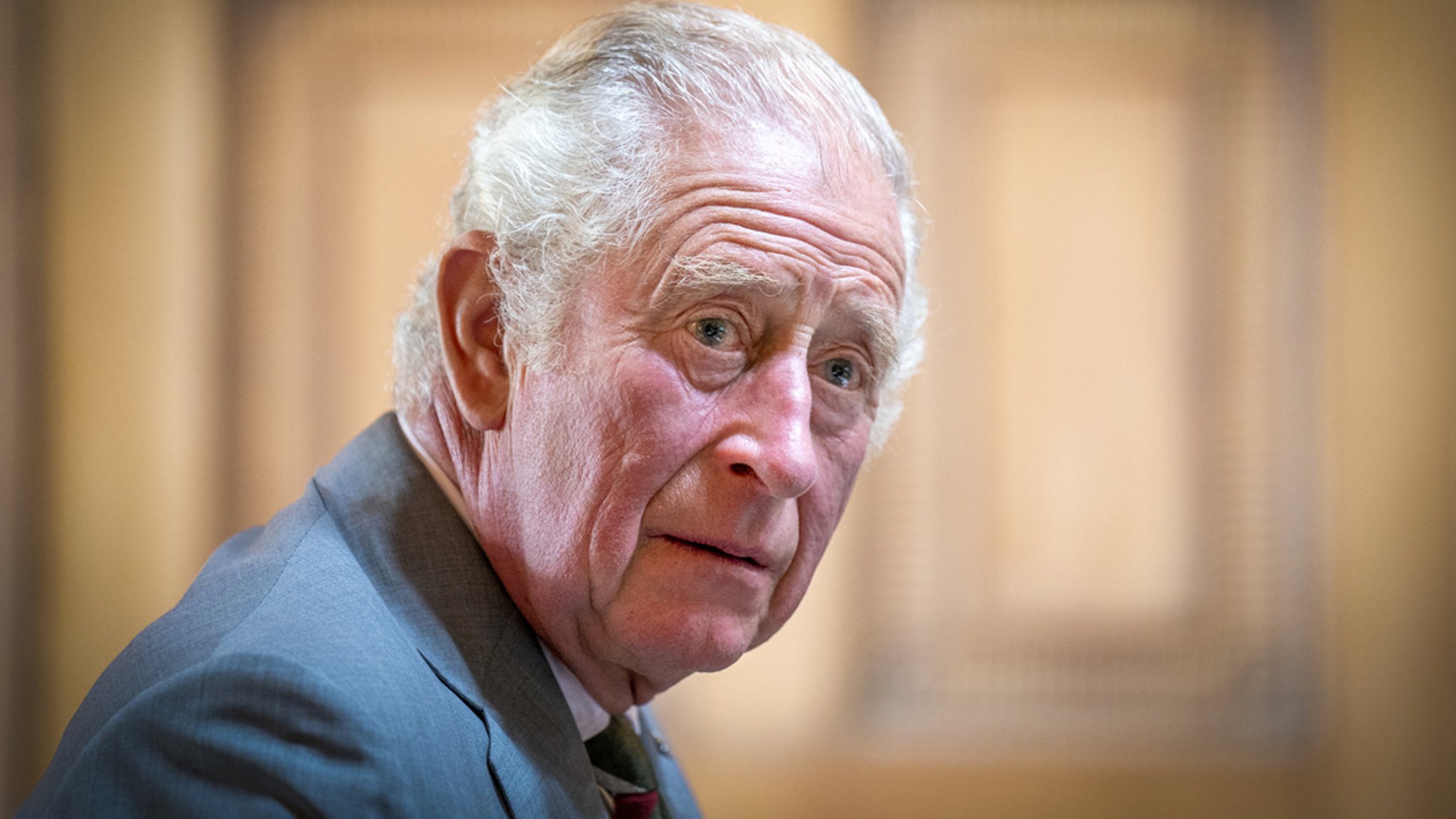 Prinz Charles, Prinz von Wales, bei einem Gespräch mit Teilnehmern eins Seminars der Natasha Allergy Research Foundation über Allergien und die Umwelt im Dumfries House.