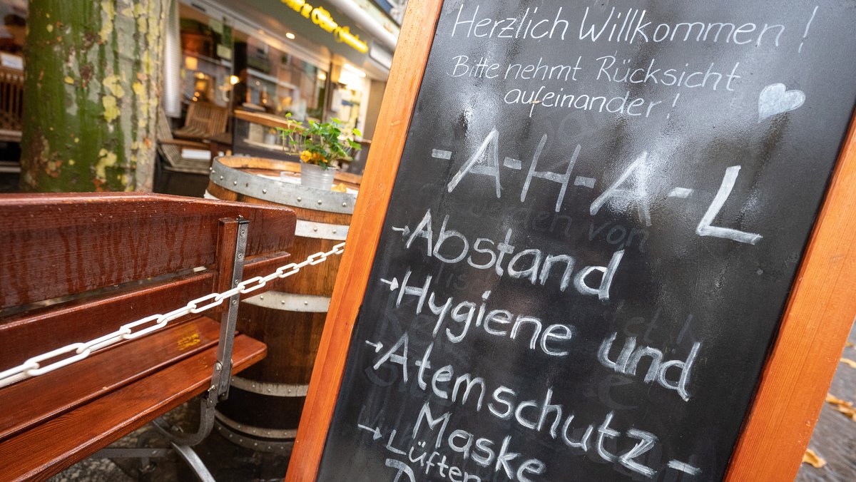 Hygiene-Maßnahmen für ein Restaurant stehen auf einem Schild in der Mainzer Innenstadt.