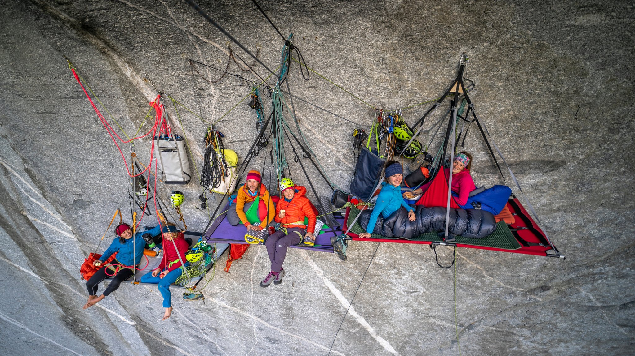 Zusammen mit den Mitgliedern des DAV-Expedkaders übernachtet Raphaela Haug auf einer Portaledge mitten in einer Felswand. 