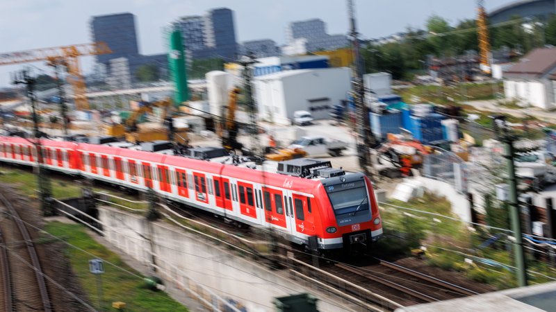 Eine S-Bahn an der Baustelle der zweiten Stammstrecke in München vorüber. | Bild: picture alliance / dpa | Matthias Balk Eine S-Bahn an der Baustelle der zweiten Stammstrecke in München vorüber.
