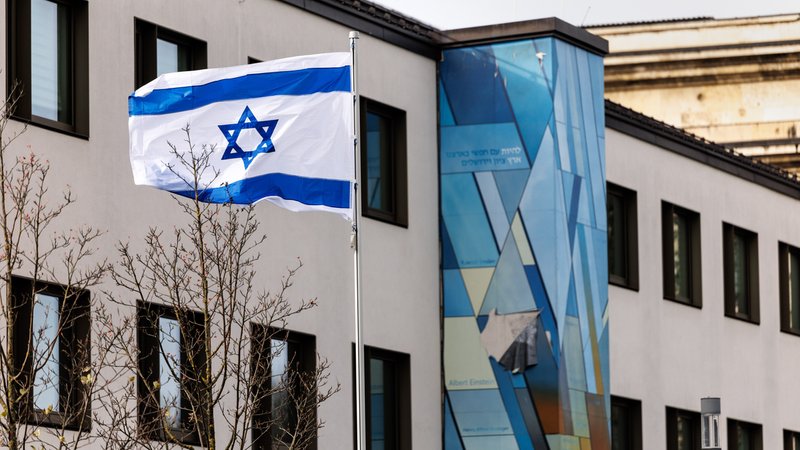 Die Flagge von Israel weht am 21.11.2024 an einem Fahnenmast vor dem Generalkonsulat des Staats Israel in München (Bayern) im Wind (Archivbild) | Bild: picture alliance / dpa|Matthias Balk Die Flagge von Israel weht am 21.11.2024 an einem Fahnenmast vor dem Generalkonsulat des Staats Israel in München (Bayern) im Wind (Archivbild)