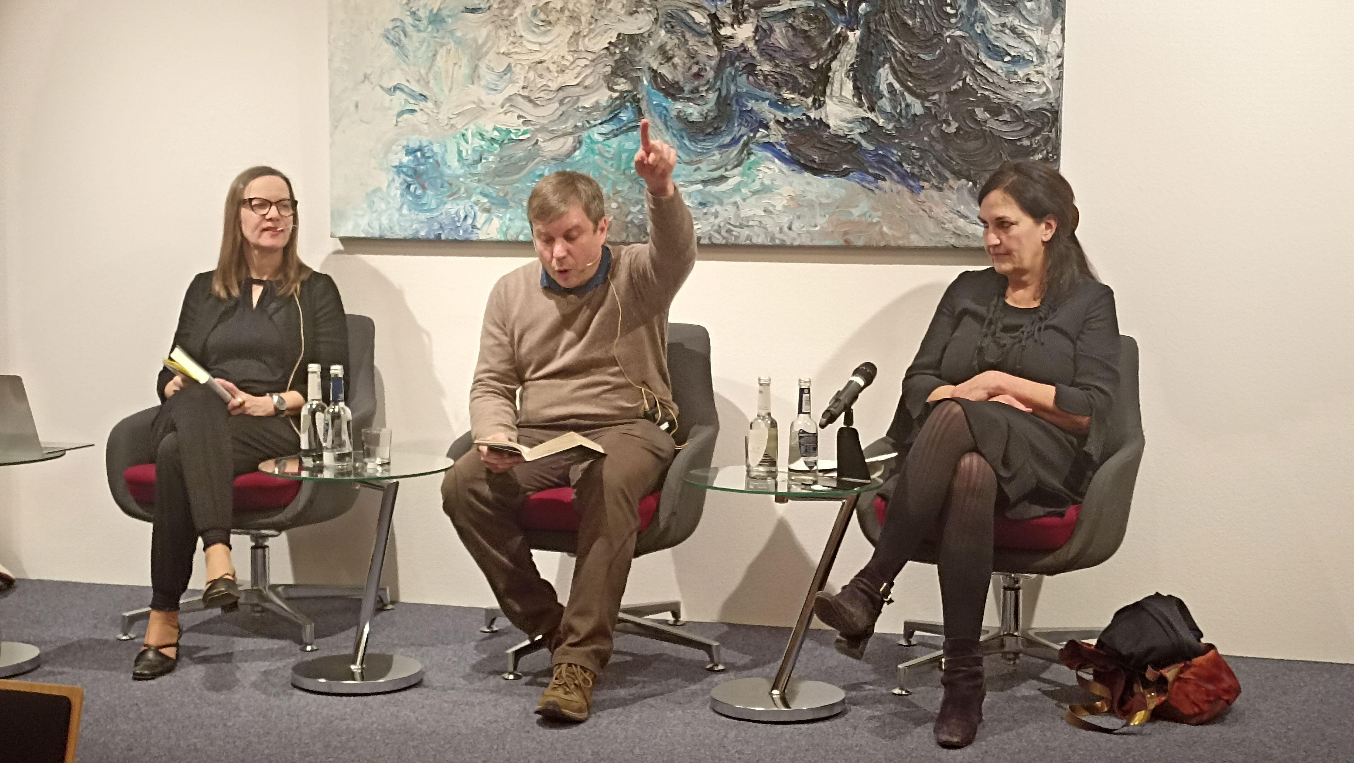 Der russische Autor Sergej Lebedew liest auf der Bühne aus seinem aktuellen Buch.