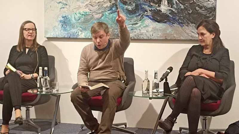 Der russische Autor Sergej Lebedew liest auf der Bühne aus seinem aktuellen Buch. | Bild: BR/Eleonore Birkenstock Der russische Autor Sergej Lebedew liest auf der Bühne aus seinem aktuellen Buch.