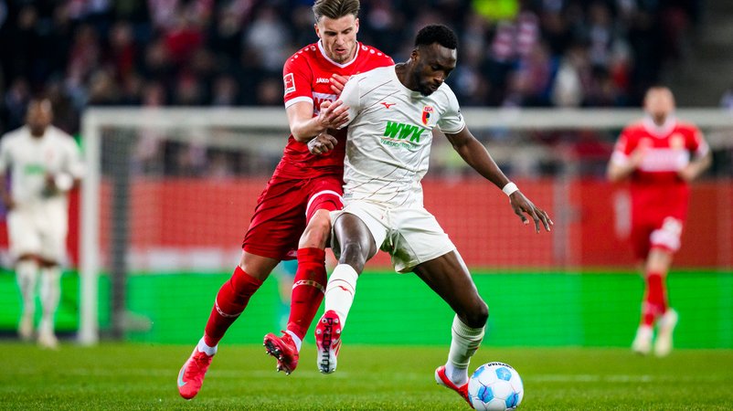 12.01.2025, Bayern, Augsburg: Fußball: Bundesliga, FC Augsburg - VfB Stuttgart, 16. Spieltag, WWK-Arena. Stuttgarts Ermedin Demirovic (l) in Aktion gegen Augsburgs Chrislain Matsima (r). | Bild: dpa-Bildfunk/Tom Weller 12.01.2025, Bayern, Augsburg: Fußball: Bundesliga, FC Augsburg - VfB Stuttgart, 16. Spieltag, WWK-Arena. Stuttgarts Ermedin Demirovic (l) in Aktion gegen Augsburgs Chrislain Matsima (r).