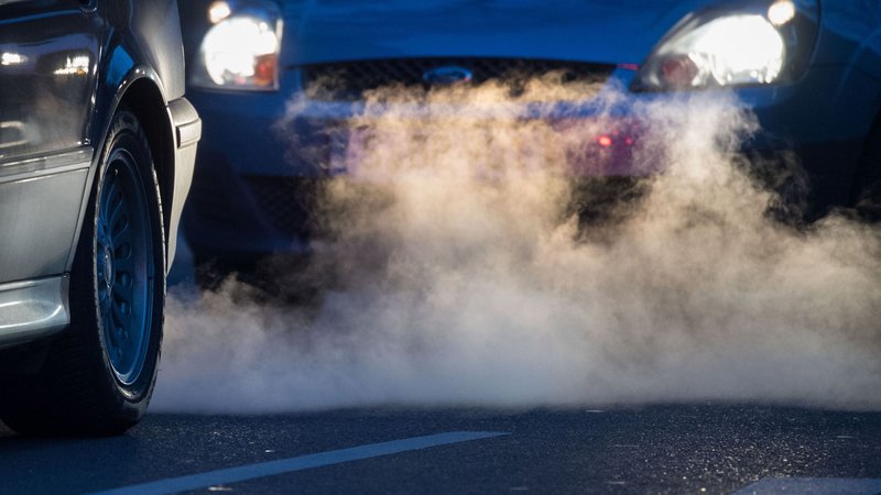 ARCHIV - 27.02.2018, Baden-Württemberg, Stuttgart: Abgase kommen aus dem Auspuff eines Autos. (zu dpa: «Verbrenner-Aus: Stand der Dinge und worum es geht») Foto: Marijan Murat/dpa +++ dpa-Bildfunk +++ | Bild: dpa-Bildfunk/Marijan Murat ARCHIV - 27.02.2018, Baden-Württemberg, Stuttgart: Abgase kommen aus dem Auspuff eines Autos. (zu dpa: «Verbrenner-Aus: Stand der Dinge und worum es geht») Foto: Marijan Murat/dpa +++ dpa-Bildfunk +++