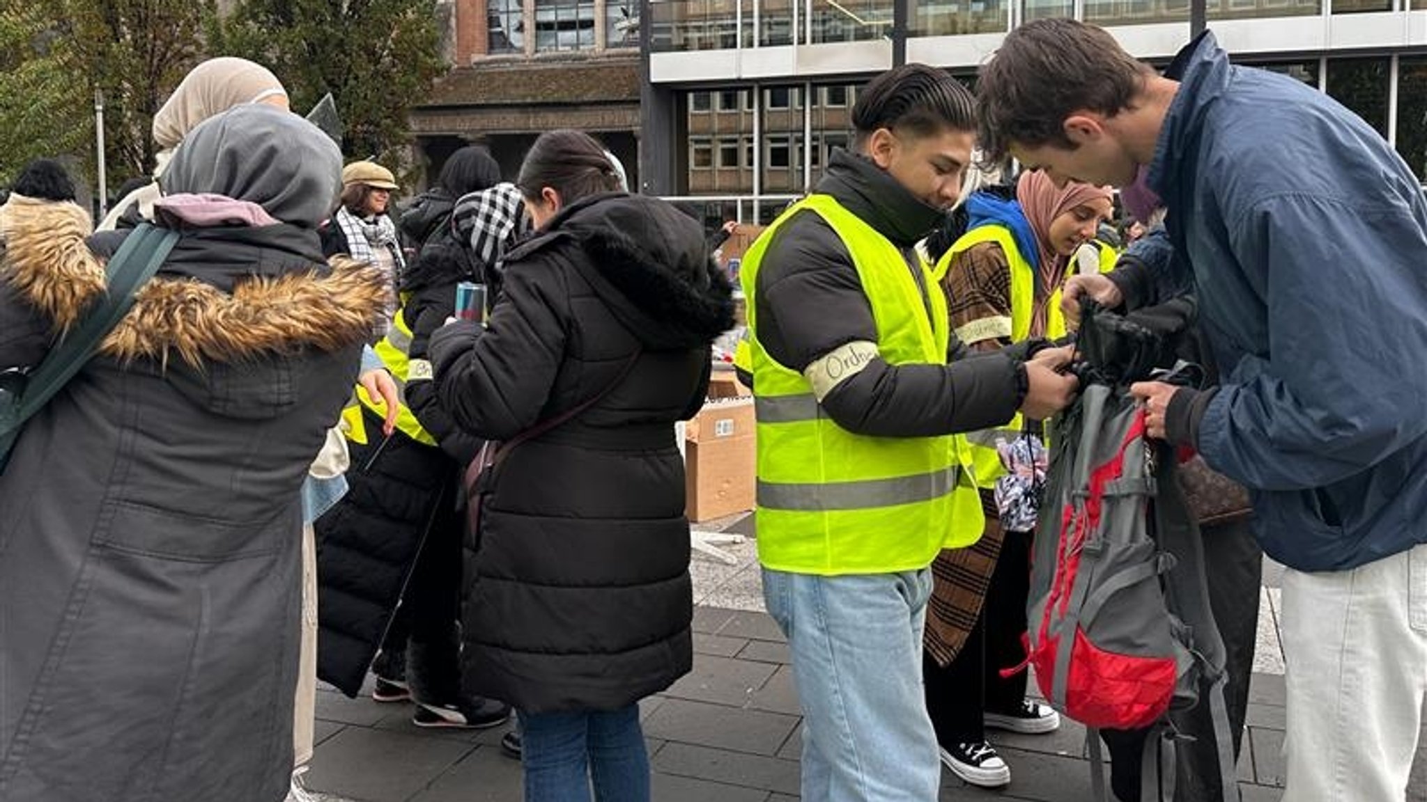 Pro-Palästina-Versammlung in Nürnberg: Ordner durchsuchen Taschen