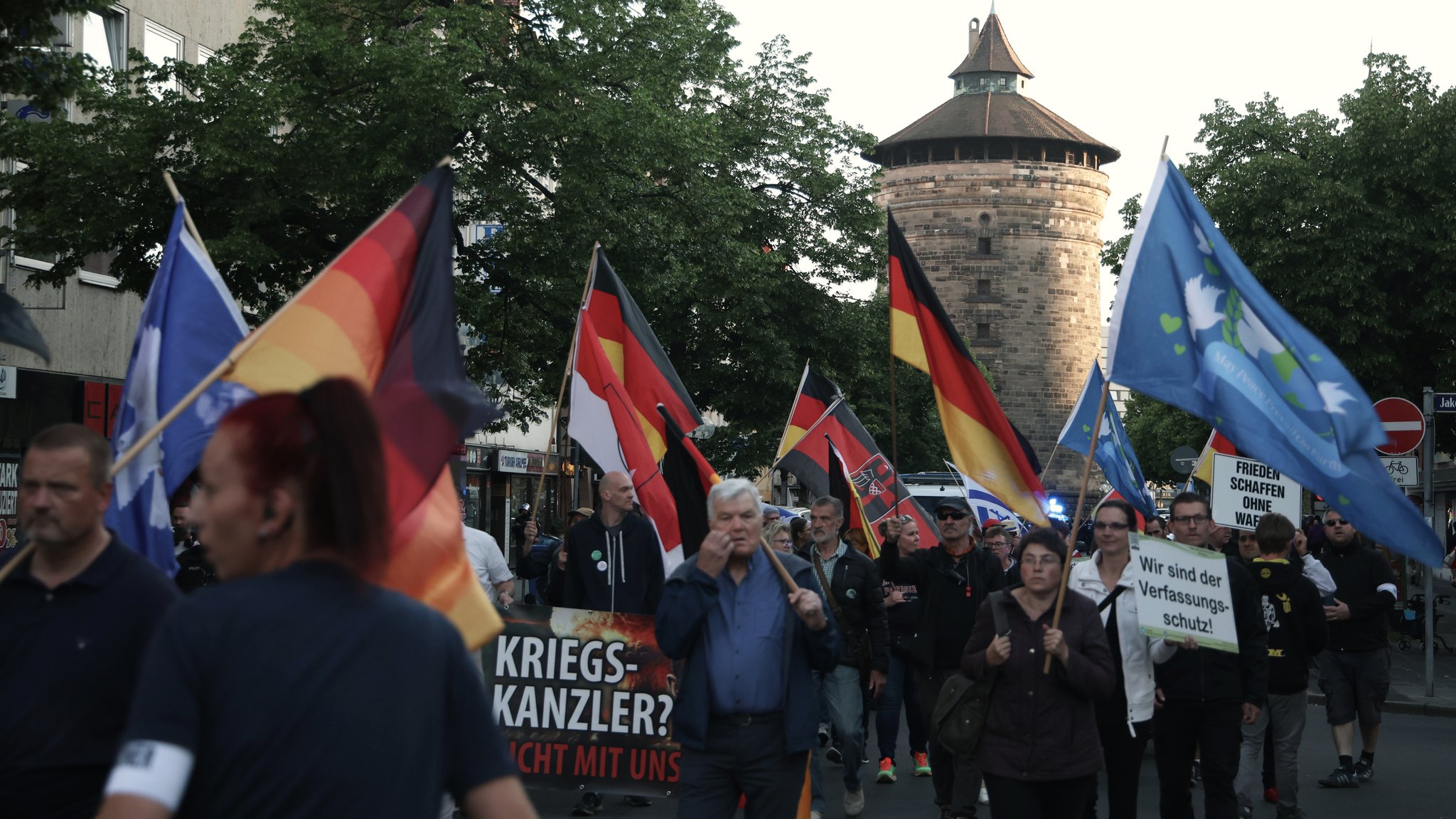 Eine Demonstration zieht sich durch die Nürnberger Innenstadt. | Bild: BR/Isabel Pogner Eine Demonstration zieht sich durch die Nürnberger Innenstadt.