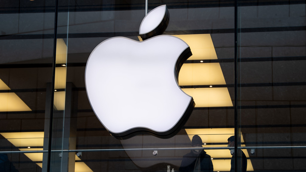 Bayern, München: Das Logo des Technologieunternehmens Apple ist am Apple Store in der Innenstadt zu sehen. 
