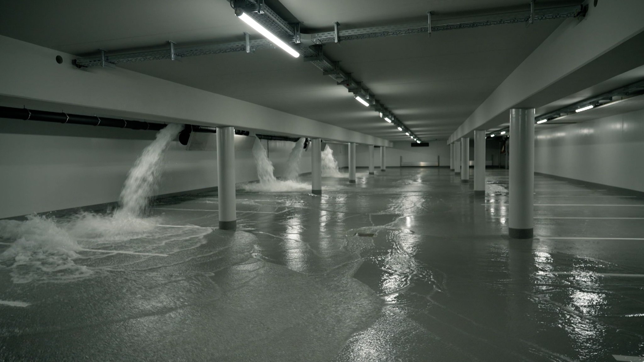 Die leere Hotel-Tiefgarage wird geflutet. 