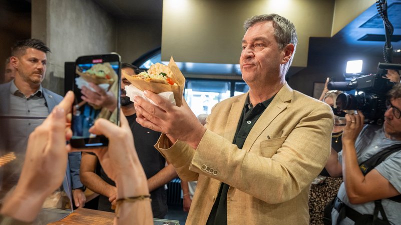 Söder und der Döner: 2024 traf sich Bayerns Ministerpräsident mit einigen Instagram-Fans zum Kebab-Essen – mediale Begleitung inklusive. | Bild: Picture Alliance/dpa/Peter Kneffel Söder und der Döner: 2024 traf sich Bayerns Ministerpräsident mit einigen Instagram-Fans zum Kebab-Essen – mediale Begleitung inklusive.