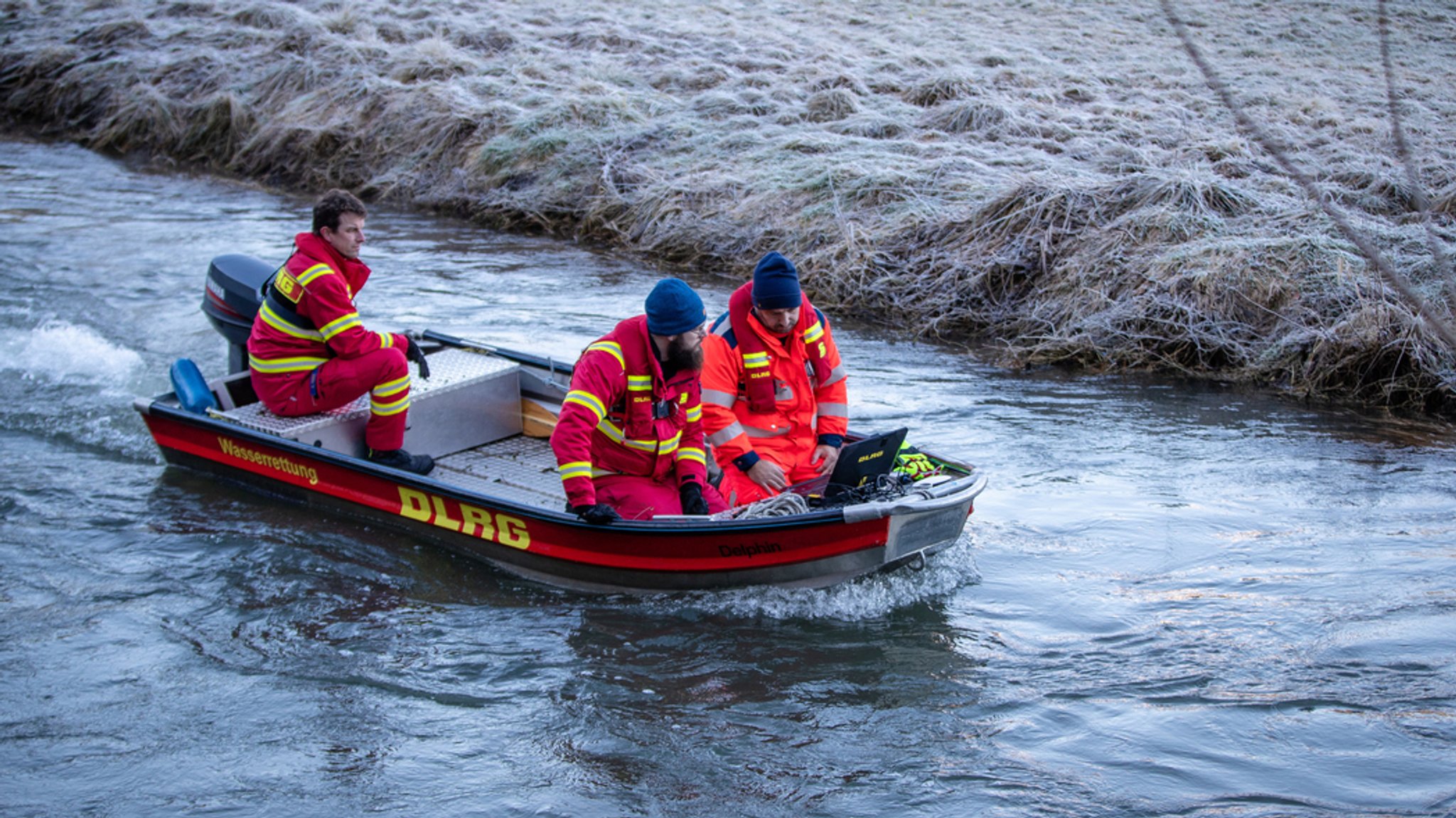 Ein paar Stunden nur waren die Taucher am Dienstagmorgen im Wasser. Dann ein trauriger Fund: Eine Kinderleiche wird geborgen.