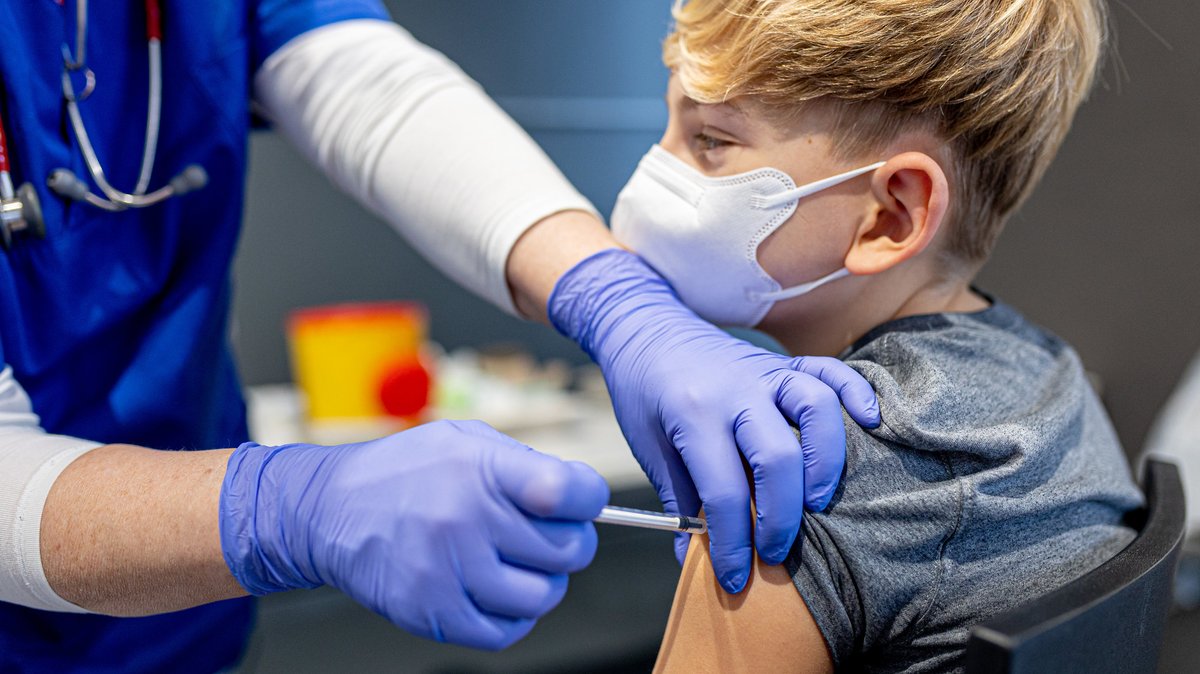 منذ كانون الأول/ديسمبر، بدأ تطعيم الأطفال بين خمس سنوات وإحدى عشرة سنة ضد كوفيد - 19 سنة.
