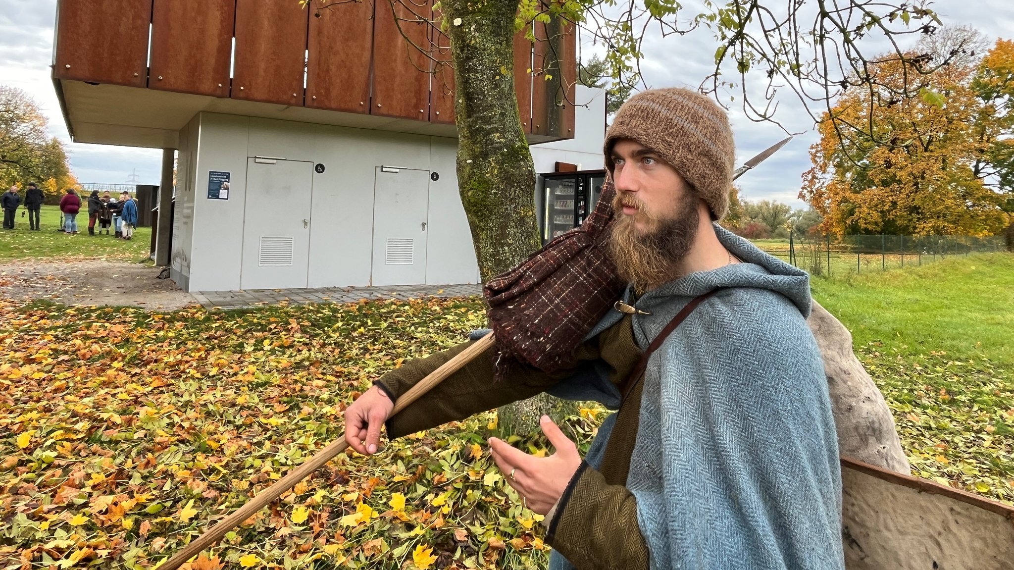 Der "Germane" Finnian Garvey kurz vor dem Ziel im ehemaligen Römerkastell Abusina in Eining. | Bild: BR/Sarah Höger Der "Germane" Finnian Garvey kurz vor dem Ziel im ehemaligen Römerkastell Abusina in Eining.
