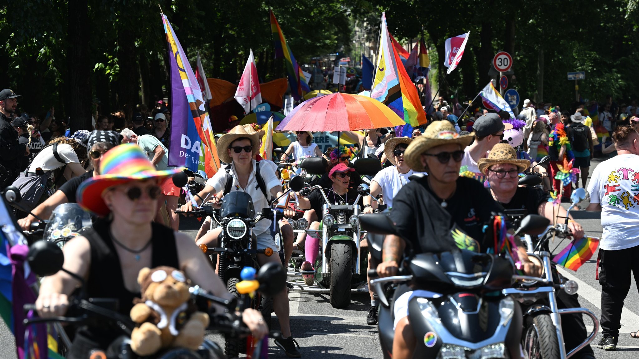 Menschen auf Motorrädern mit bunten Pride-Flaggen. | Bild: dpa-Bildfunk/Felix Hörhager Menschen auf Motorrädern mit bunten Pride-Flaggen.