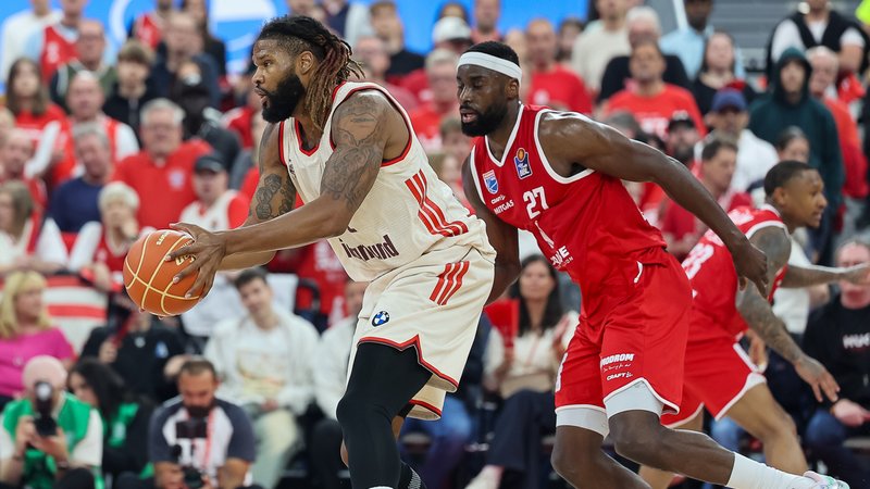 Devin Booker und Eddy Edigin | Bild: picture alliance / Eibner-Pressefoto Devin Booker und Eddy Edigin