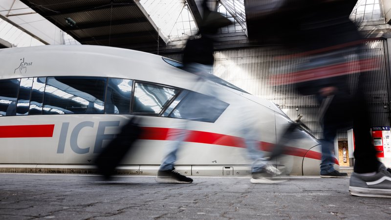 Reisende gehen an einem Bahnsteig an einem ICE der Deutschen Bahn am Hauptbahnhof von München vorüber. | Bild: picture alliance / dpa | Matthias Balk Reisende gehen an einem Bahnsteig an einem ICE der Deutschen Bahn am Hauptbahnhof von München vorüber.