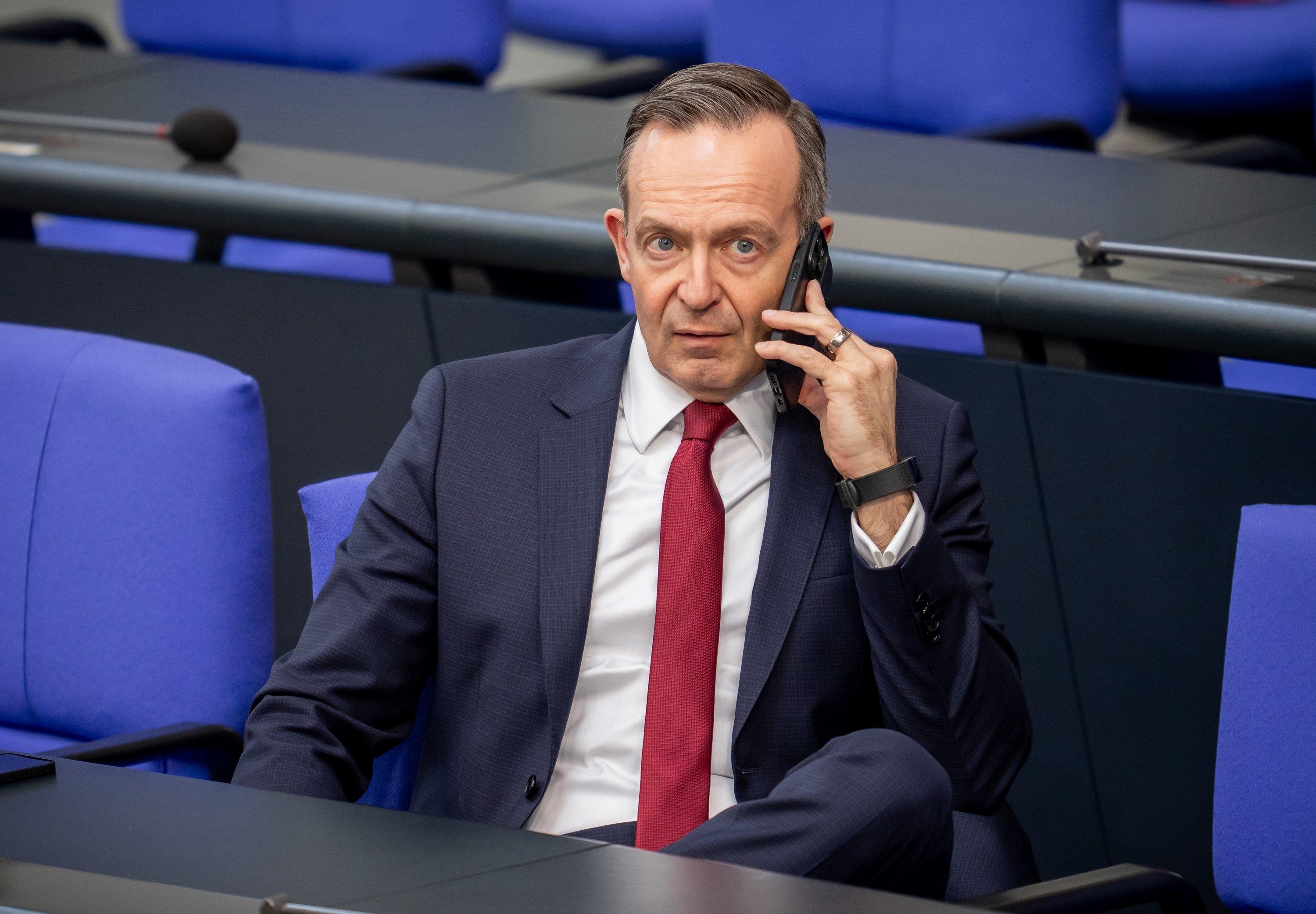 Volker Wissing telefoniert im Bundestag (Archivbild)