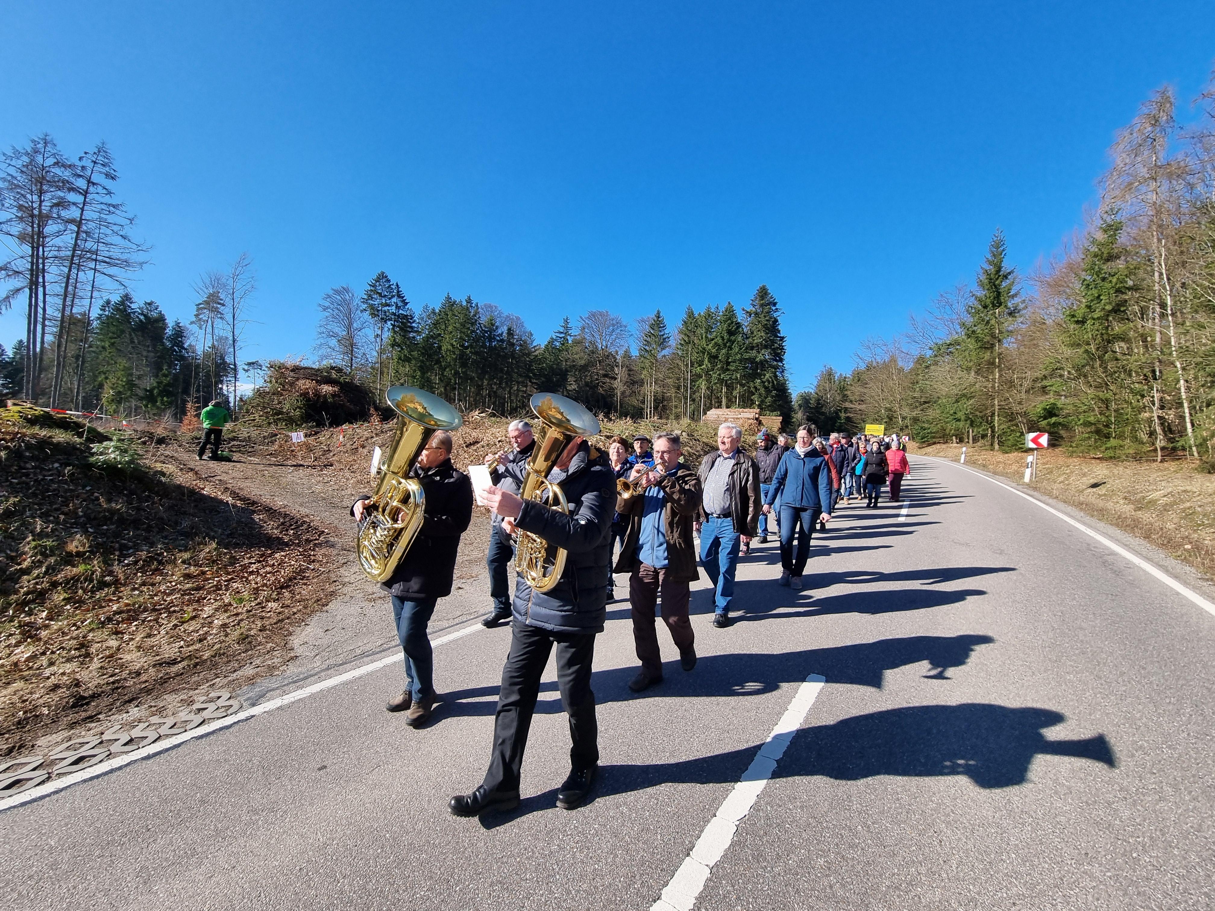 Trauermarsch für den abgeholzten Wald entlang der Straße von Brennberg nach Wiesent