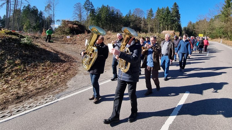Trauermarsch für den abgeholzten Wald entlang der Straße von Brennberg nach Wiesent | Bild: BR/Marcel Kehrer Trauermarsch für den abgeholzten Wald entlang der Straße von Brennberg nach Wiesent
