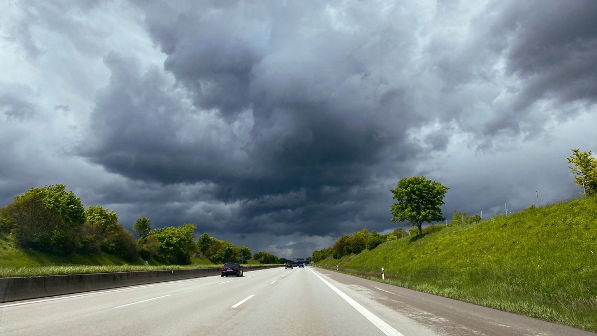 Wetterdienst warnt vor Unwettern am Alpenrand