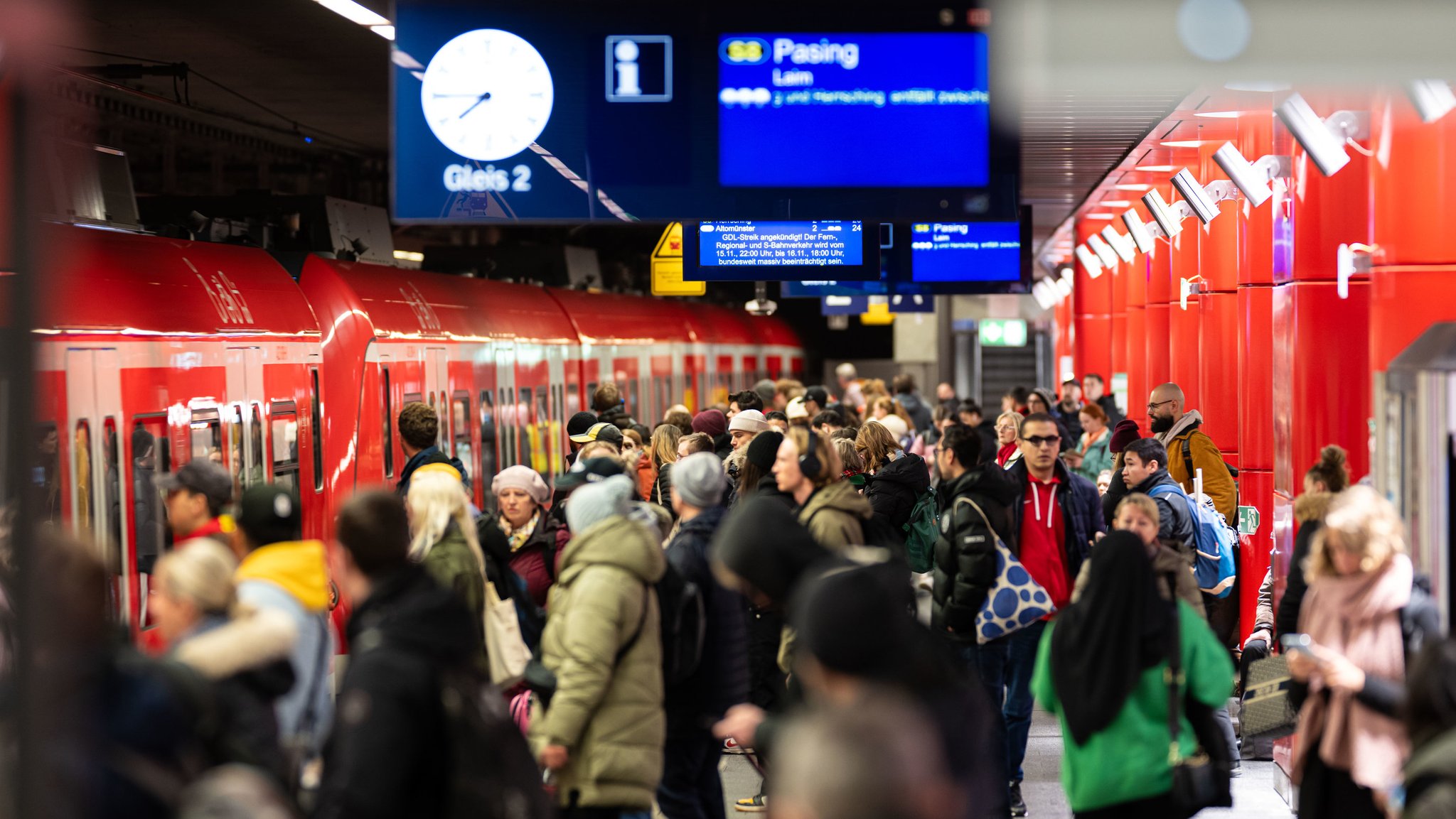 ahrgäste steigen in eine S-Bahn an der Station Hauptbahnhof