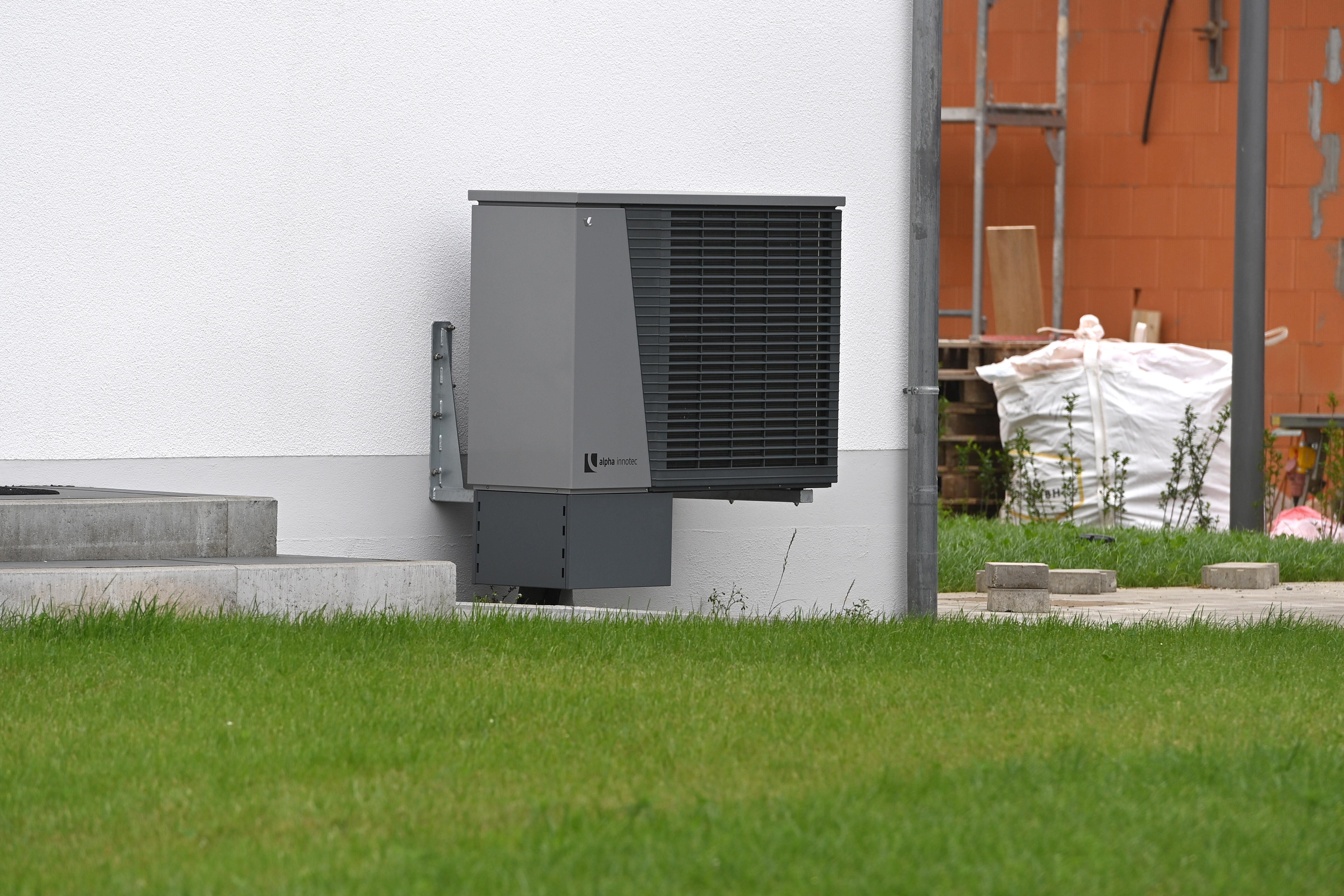 (Symbolbild) Wärmepumpe an einem neu gebauten Einfamilienhaus in Bayern.
