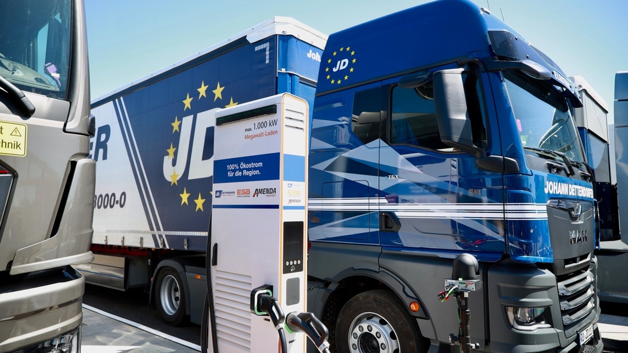 Bislang gibt es erst 20 Ladeparks für E-LKWs in Bayern. In Langenbruck ist jetzt ein neuer mit fünf Ladesäulen dazu gekommen. 