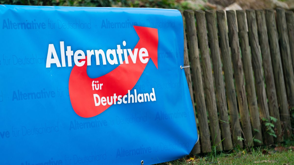 Plakat mit dem Logo der Partei Alternative für Deutschland (Symbolbild)