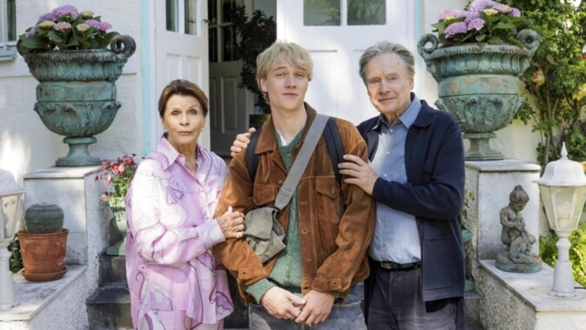 Bruno Jonas als Joachim Meyerhoff mit seinen Großeltern, gespielt von Michael Wittenborn und Senta Berger 