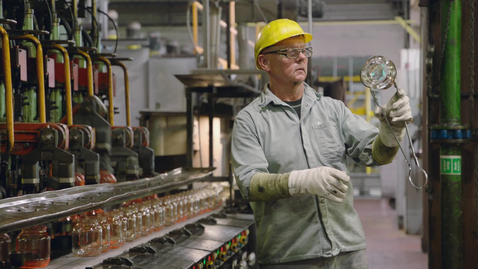 Bayerns Glasindustrie ist besonders energieintensiv. Wie kann die Traditionsbranche dennoch überleben ? 