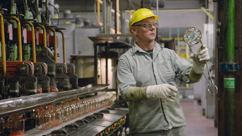 Bayerns Glasindustrie ist besonders energieintensiv. Wie kann die Traditionsbranche dennoch überleben ? | Bild: BR Bayerns Glasindustrie ist besonders energieintensiv. Wie kann die Traditionsbranche dennoch überleben ?