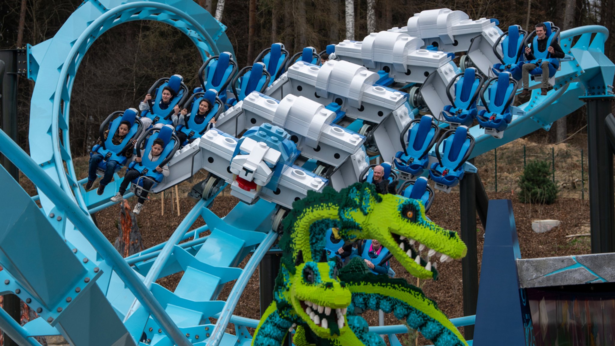 Im Freizeitpark Legoland Deutschland fahren im Rahmen einer Pressevorstellung Passagiere in der neuen Achterbahn.