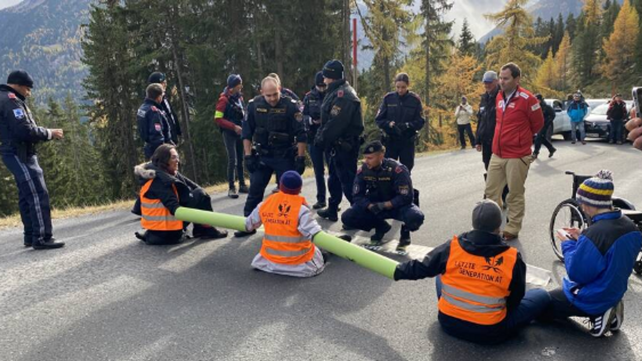 "Letzte Generation" blockiert Zufahrt nach Sölden