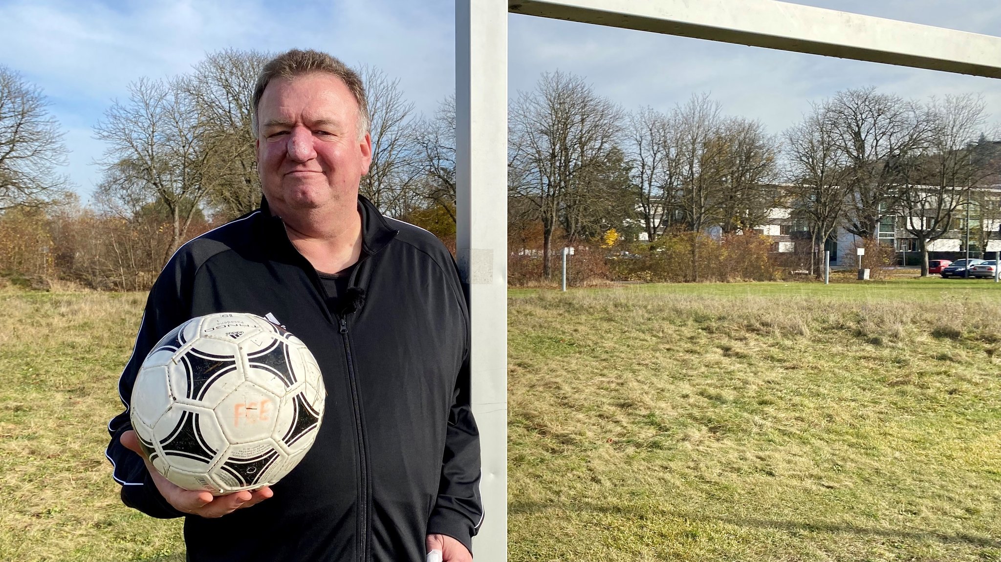 Der Trainer des FC Sierra Leone Georg Giftthaler  steht ohne Team da