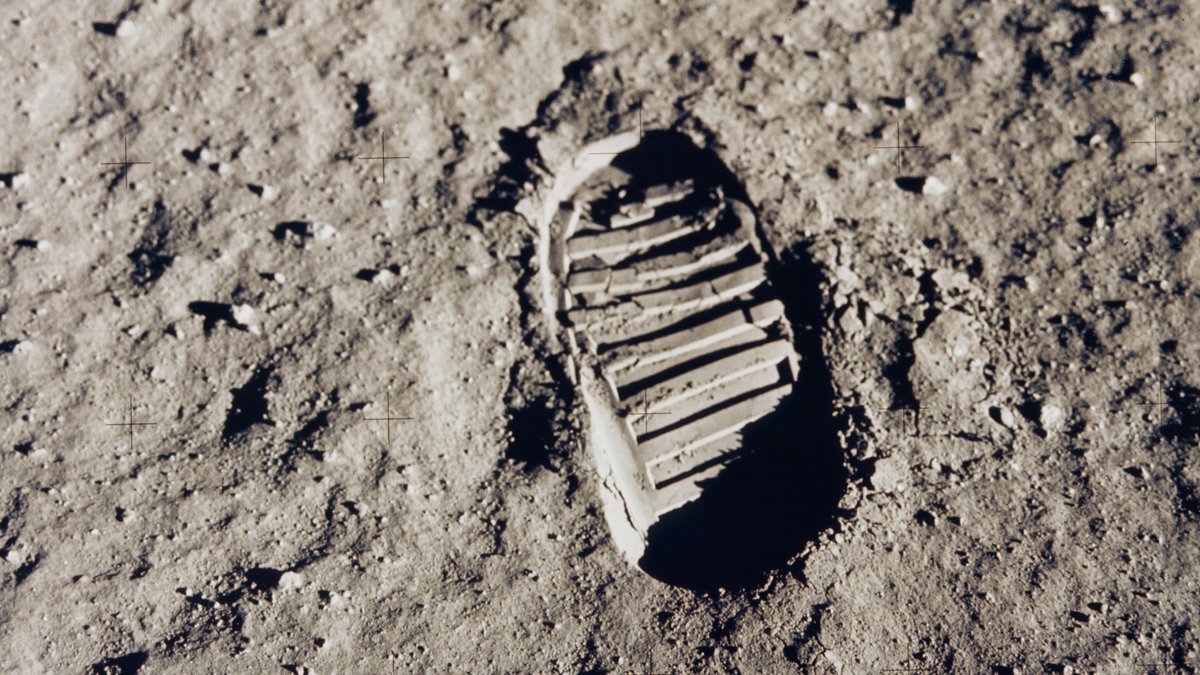Der erste Schuhabdruck auf dem Mond von Neil Armstrong