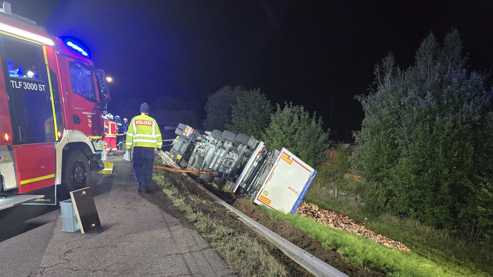 Umgekippter Lkw an der A3 im Landkreis Regensburg