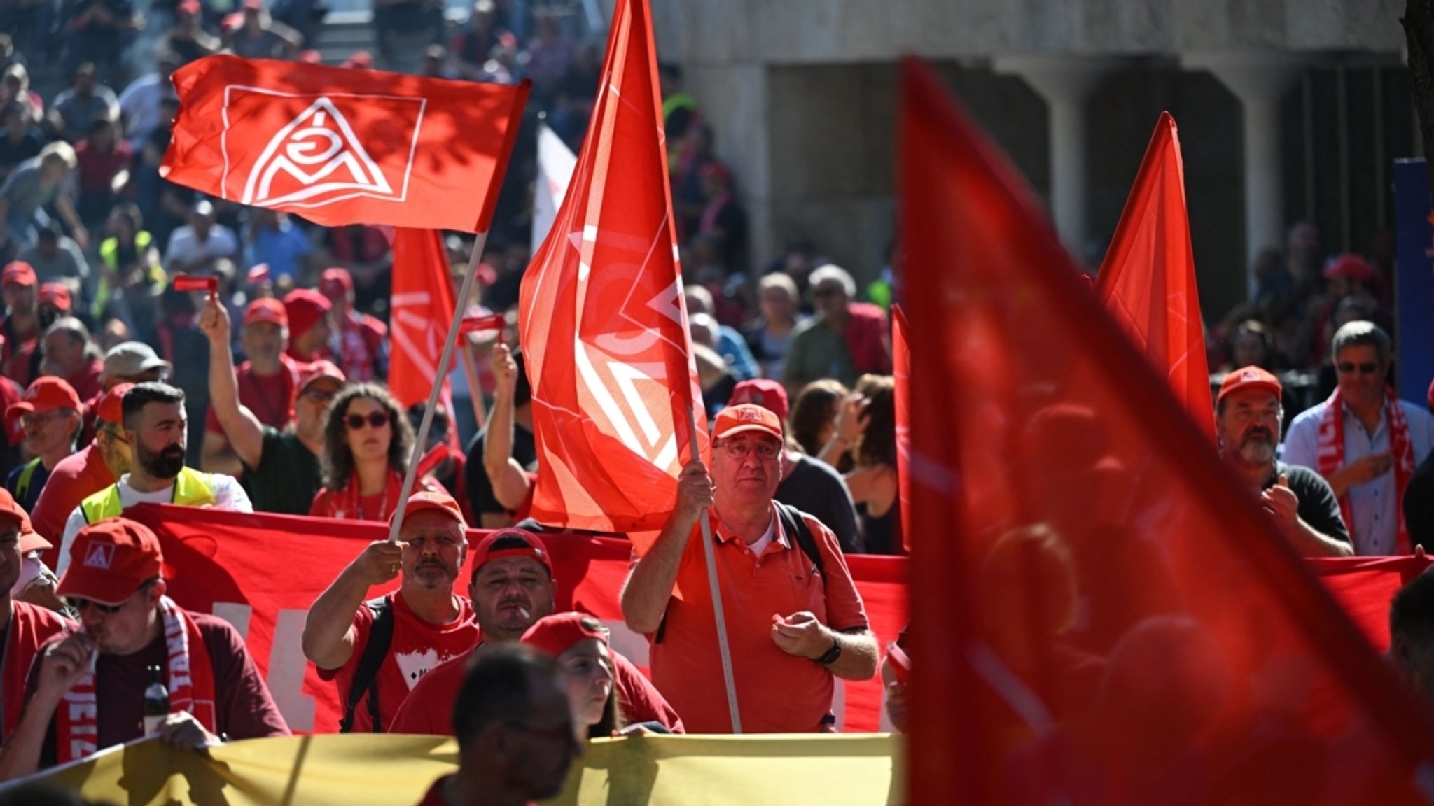Zu sehen sind Demonstranten in roter Kleidung und roten Bannern mit dem IG-Metall-Logo | Bild: dpa-Bildfunk/Marijan Murat Zu sehen sind Demonstranten in roter Kleidung und roten Bannern mit dem IG-Metall-Logo
