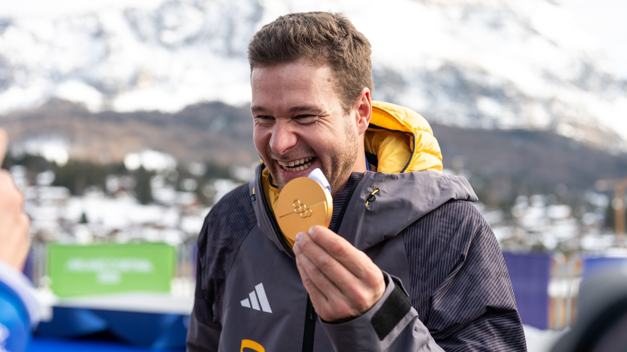 Johannes Lochner freut sich über seine Goldmedaille bei den Olympischen Spielen 2026 in Cortina d'Ampezzo.