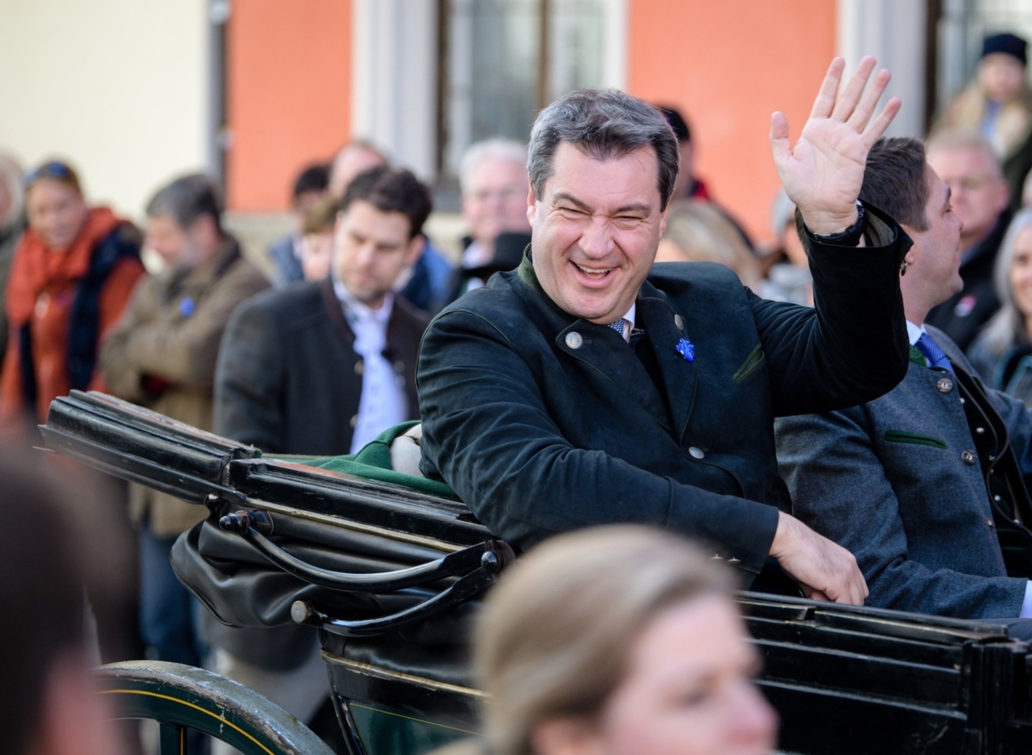 Georgiritt in Traunstein: Söder fährt in Ehrenkutsche mit