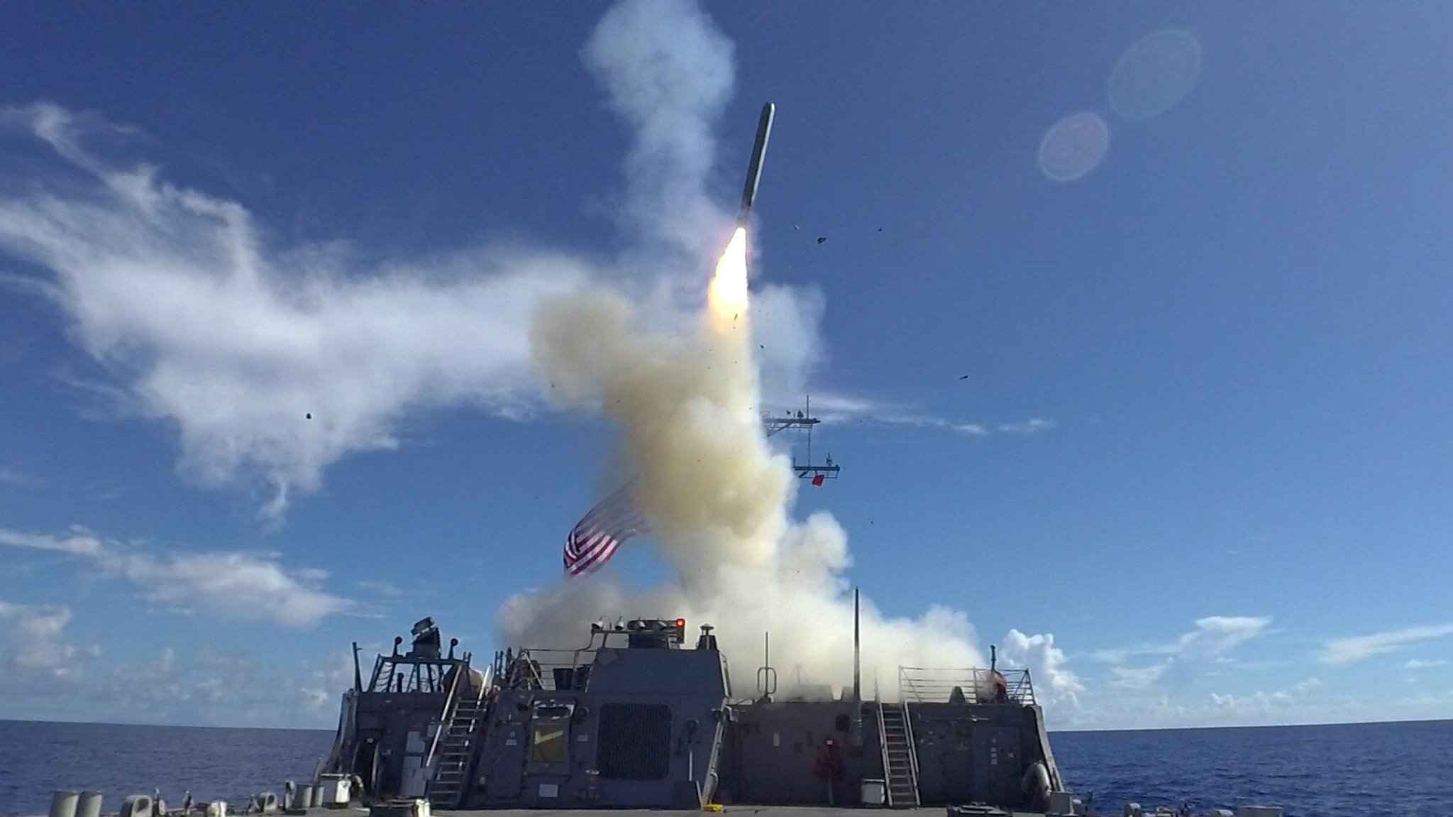 Ein Tomahawk Marschflugkörper wird vom US-Kriegsschiff USS Curtis Wilbur abgeschossen. 