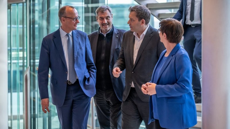 Friedrich Merz (l-r), Unions-Kanzlerkandidat und CDU-Bundesvorsitzender, Markus Söder (CSU), Ministerpräsident von Bayern und CSU-Vorsitzender, Lars Klingbeil, SPD-Fraktions- und Bundesvorsitzender, und Saskia Esken, SPD-Bundesvorsitzende, kommen am 28.03.2025 zur Fortsetzung der Koalitionsverhandlungen von Union und SPD . | Bild: dpa-Bildfunk/Michael Kappeler Friedrich Merz (l-r), Unions-Kanzlerkandidat und CDU-Bundesvorsitzender, Markus Söder (CSU), Ministerpräsident von Bayern und CSU-Vorsitzender, Lars Klingbeil, SPD-Fraktions- und Bundesvorsitzender, und Saskia Esken, SPD-Bundesvorsitzende, kommen am 28.03.2025 zur Fortsetzung der Koalitionsverhandlungen von Union und SPD .