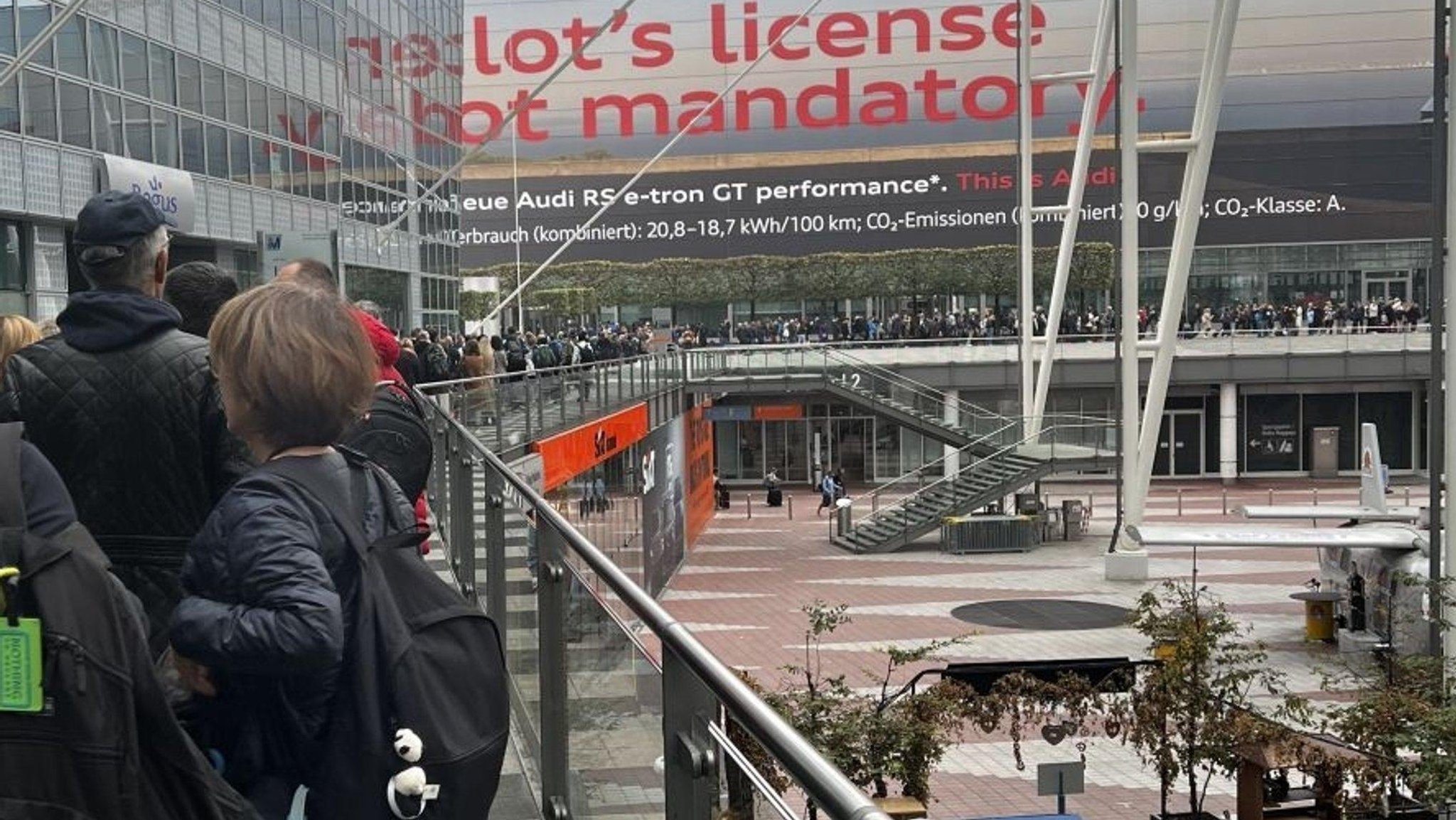 Stundenlanges Anstehen: Lange Schlangen am Flughafen München