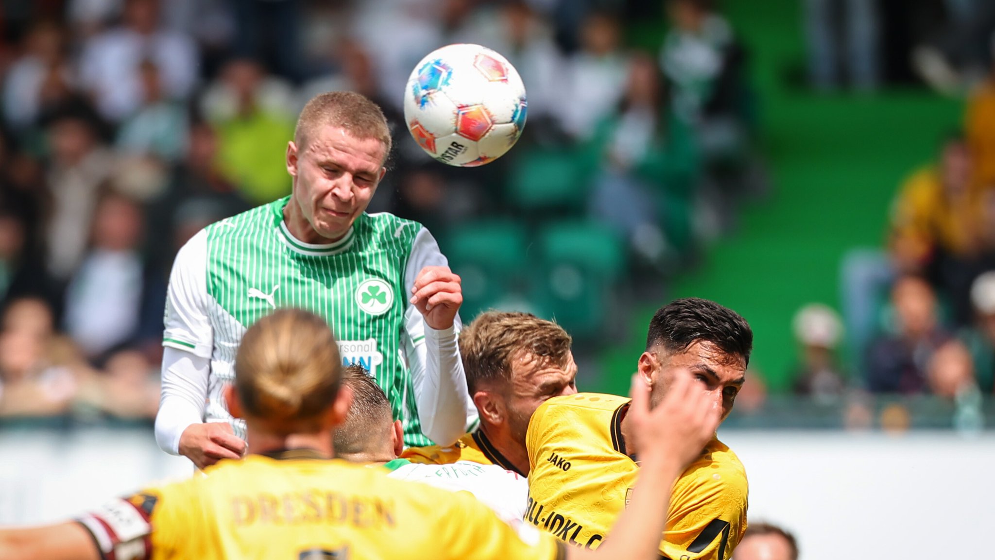 Der Fürther Brynjar Bjarnason springt nach dem Ball
