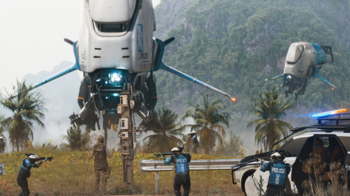 Filmszene aus "The Creator": In dieser Zukunftswelt sind schwebende Polizeifahrzeuge Alltag.