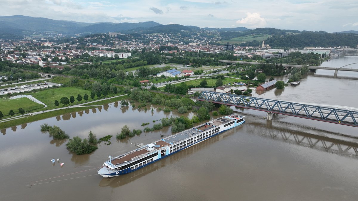 Das Kreuzfahrtschiff konnte wegen des Hochwassers in Deggendorf nicht mehr weiterfahren.