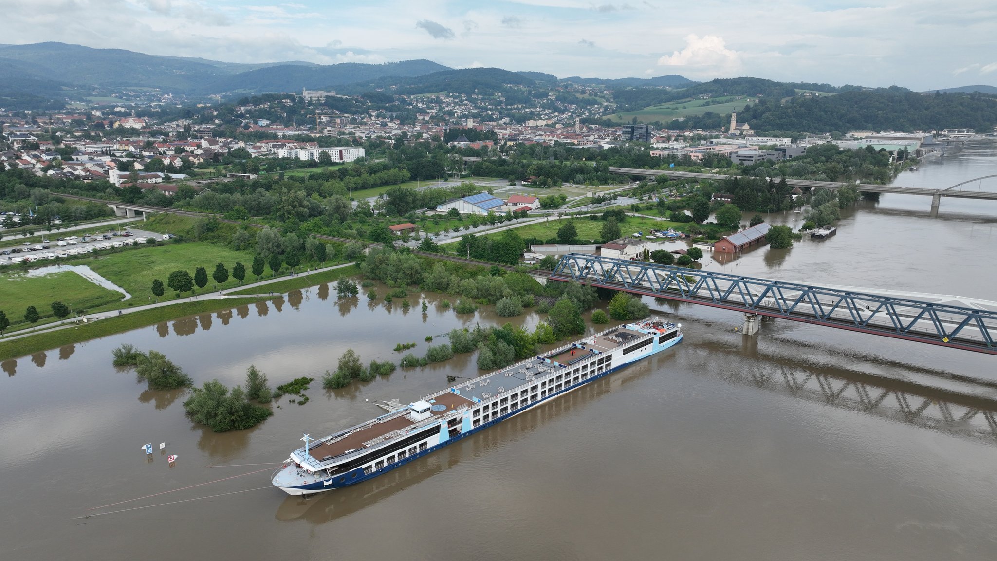 Das Kreuzfahrtschiff konnte wegen des Hochwassers in Deggendorf nicht mehr weiterfahren.