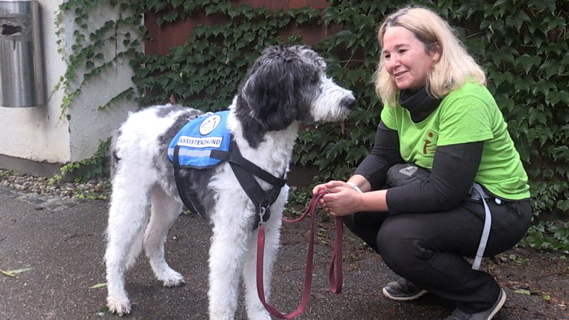 Diana Kröger und Assistenzhund Lito. | Bild: BR / Tom Pösl Diana Kröger und Assistenzhund Lito.